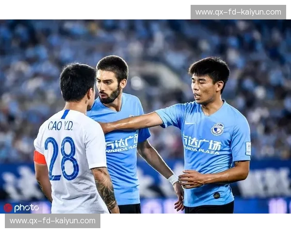 蓝调巅峰对峙：大连一方与上海申花的足球恩怨与城市之魂